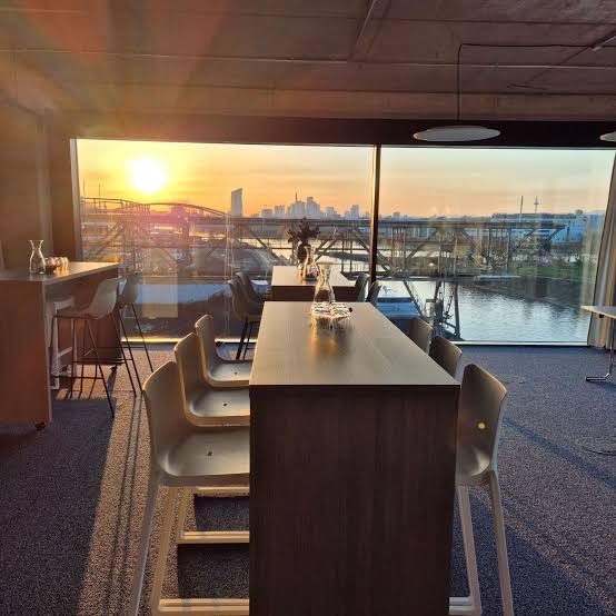 Meetingraum im EUPHORIA Büro Offenbach mit Blick auf den Hafen und die Frankfurter Skyline bei Sonnenuntergang