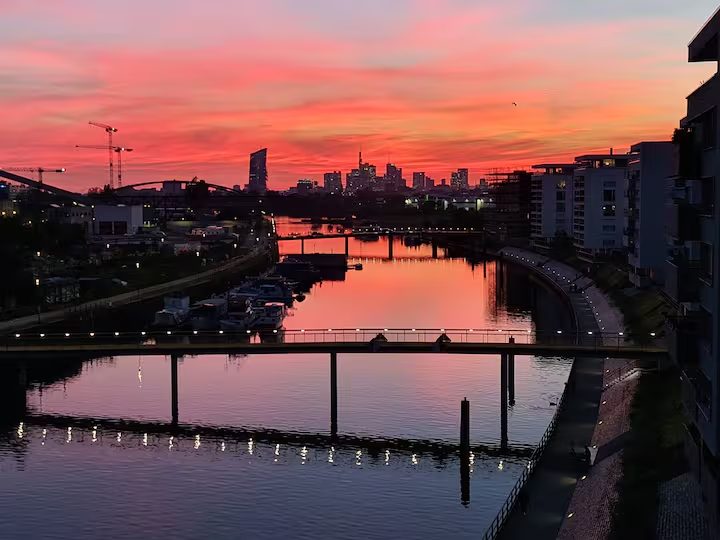 Hafen Offenbach am Main im Abendrot mit Blick auf die Frankfurter Skyline