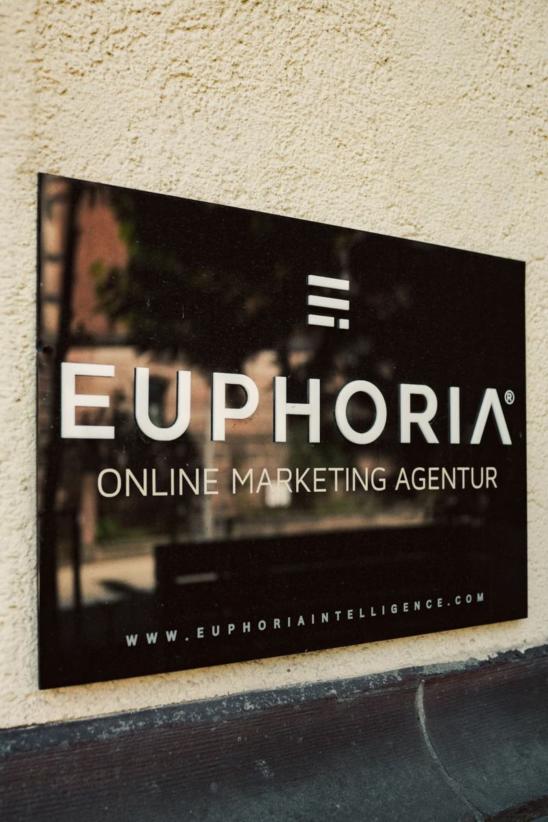Firmenschild der Online Marketing Agentur EUPHORIA am Standort Marburg