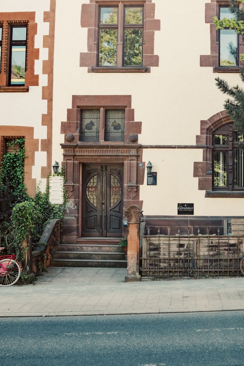 Altbau-Fassade des EUPHORIA Büros in der Universitätsstraße 62 in Marburg