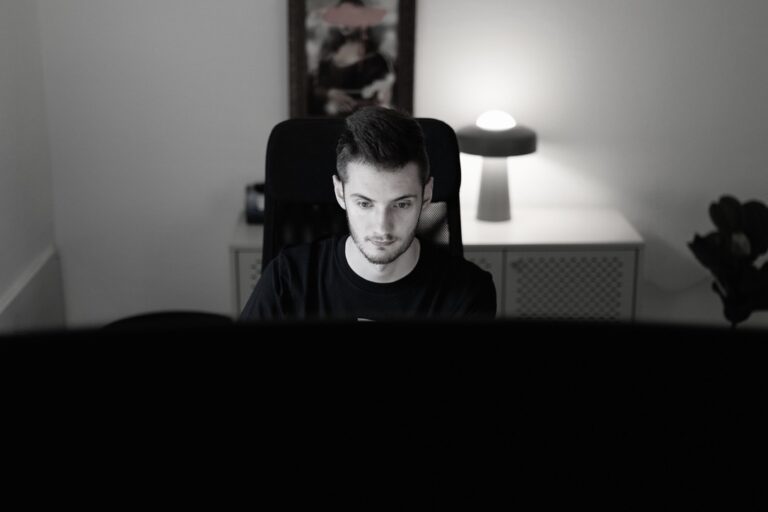 Elias Ries am Schreibtisch.