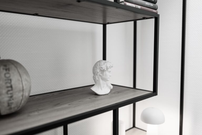 Ein Regal mit Figuren.